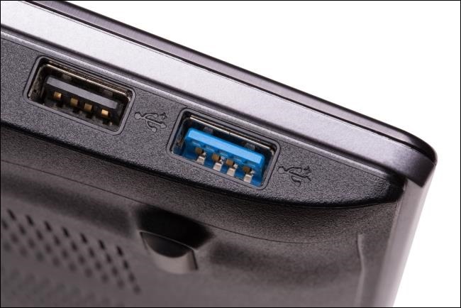 Cổng USB 3.0 được đánh dấu màu xanh.